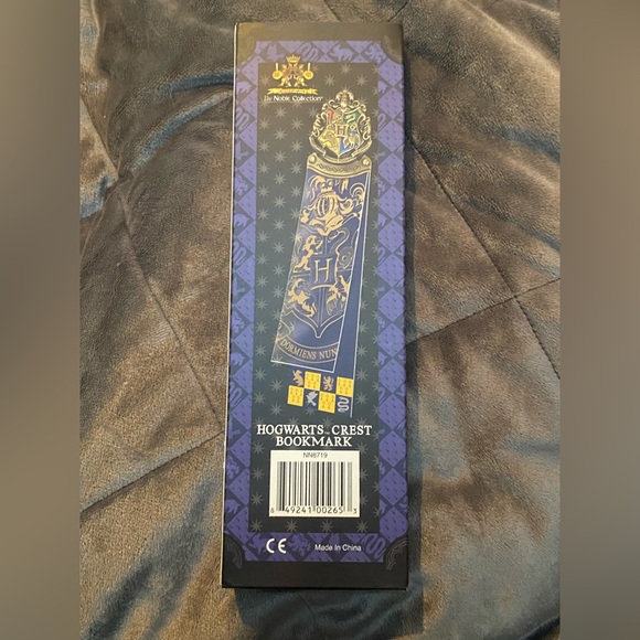 NIB Harry Potter Hogwarts Crest Bookmark from The Noble Collection - Picture 6 of 8